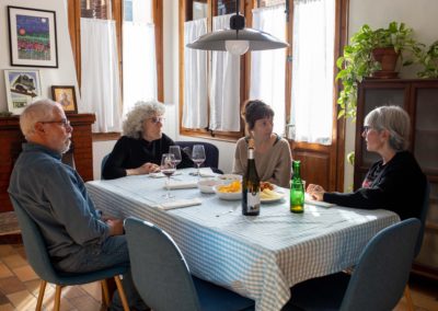 Vista general d'un dinar d'un grup d'amigues assegudes a la taula del menjador de casa