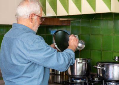 Home removent una olla a la cuina