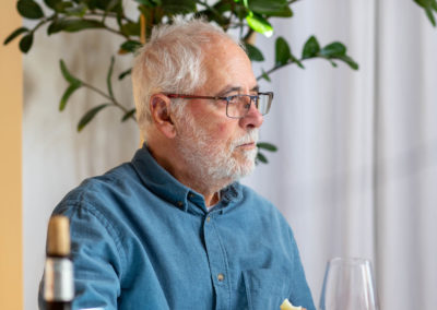 Home menjant assegut en un dinar al menjador de casa