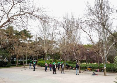 Grup de gent fent un curs de poda d’arbres en un parc