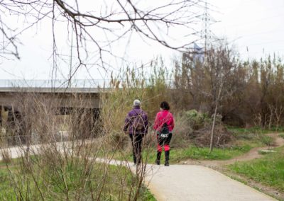 Dues dones passejant pel Delta de Llobregat